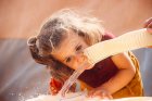 enfant buvant eau